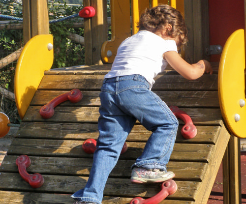 Kinderspielplatz - ein Junge auf einem Kletterturm